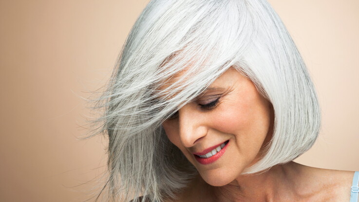 Cheveux gris lumineux, nos astuces coloration et soins 